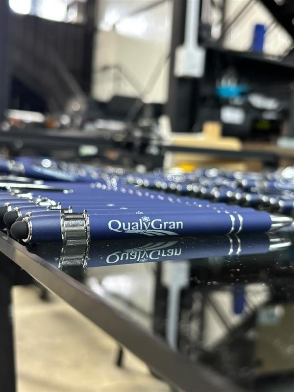 Lote de canetas com logo gravado a laser