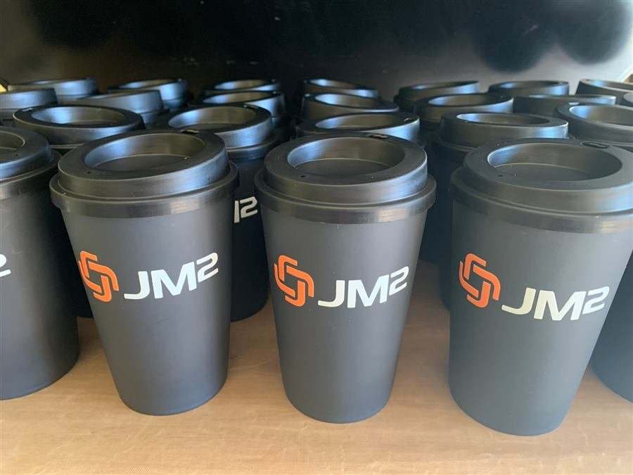 Lote de copos personalizados com a marca de uma empresa