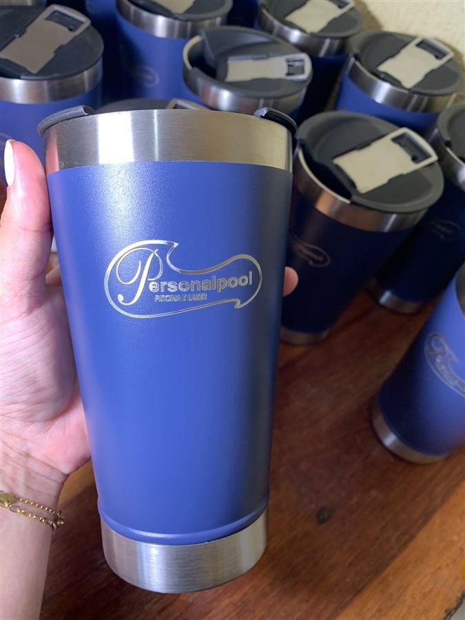 Copos térmicos azuis com logo gravado a laser