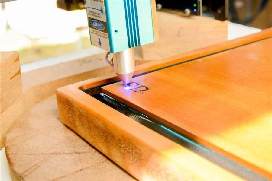 Máquina de gravação a laser personalizando uma tábua
