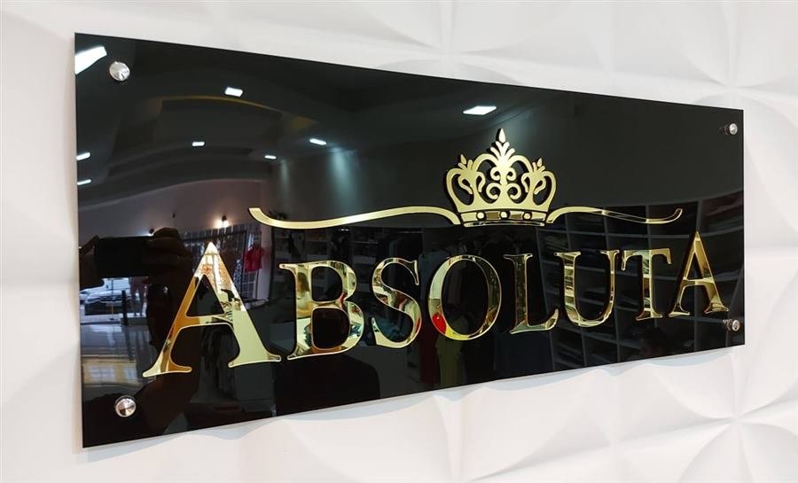 Placa em acrílico com letras douradas